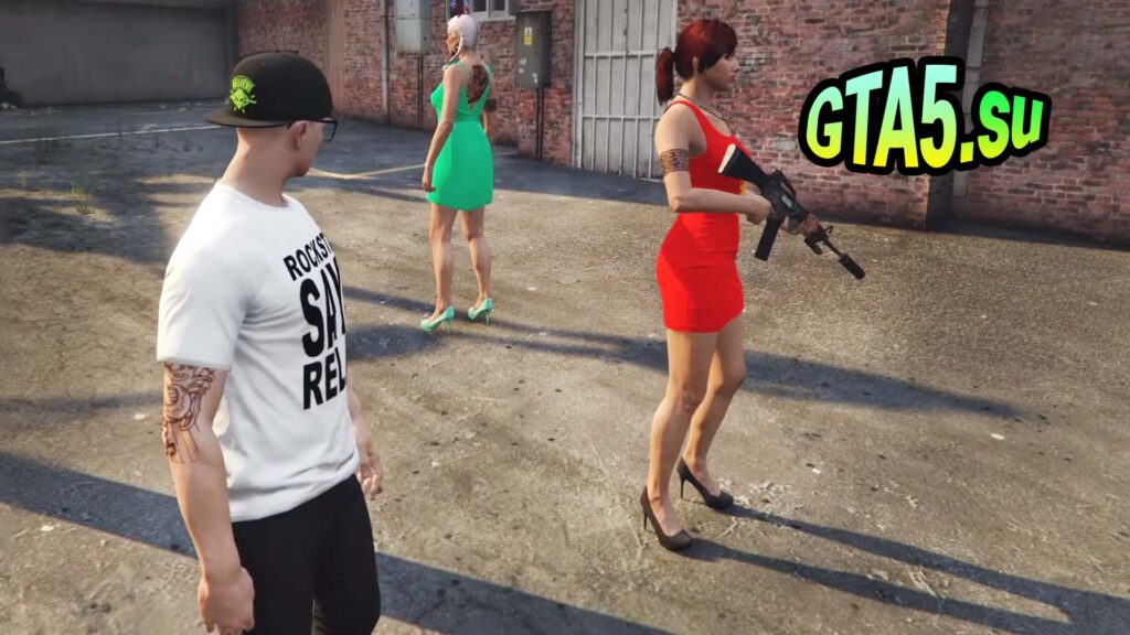 Скриншот из игры GTA Online где парень стоит с двумя девушками