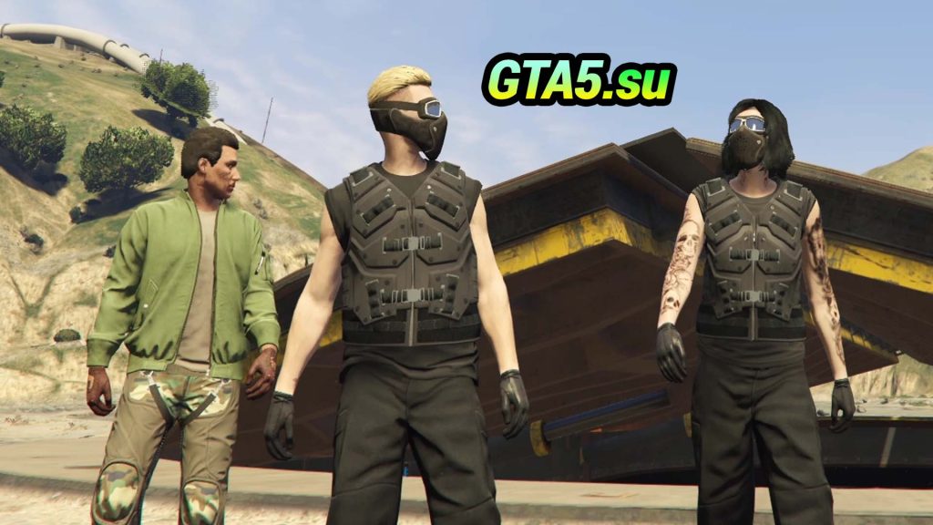 Команда игроков выходит из бункера в GTA Online
